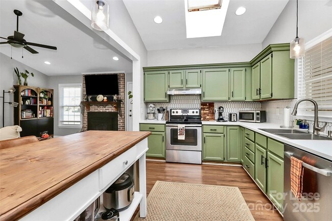 Building Photo - 4227 Deerfield Dr