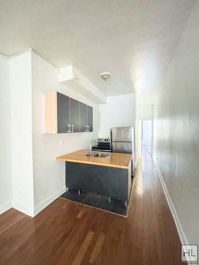 Building Photo - Spacious Bushwick 2-Bed 1-Bath / Great Loc...