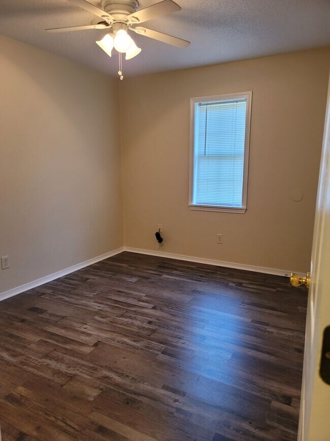 Building Photo - Cozy 3 bed 1.5 bath home for rent in Van B...