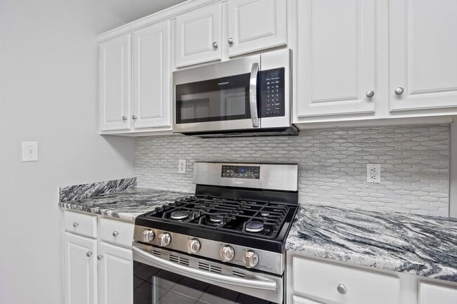 Building Photo - Three Bedroom Home!