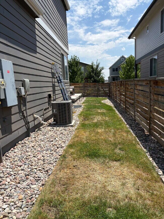 Building Photo - 3bd/2.5ba Paired Home in Trailside w/ side yard