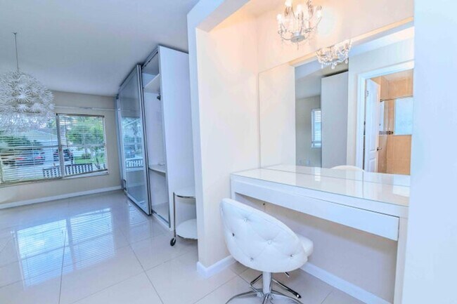 Building Photo - 8111 Cedar Hollow Ln