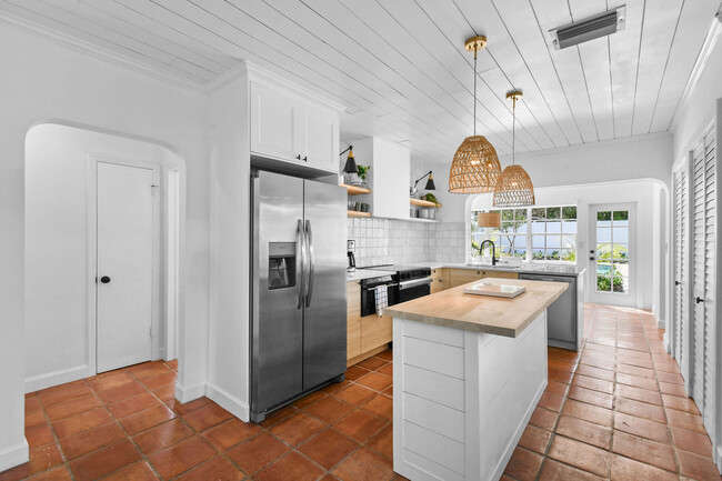 Building Photo - 815 N Ocean Breeze
