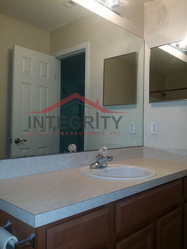 Building Photo - 2 bed/2 bath townhome in Timothy Landing