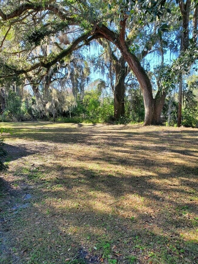 Building Photo - Clean & Comfortable Duplex Minutes from Downtown Madison