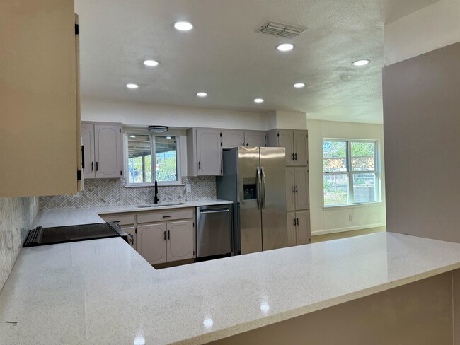 Building Photo - 1005 Las Vacas St