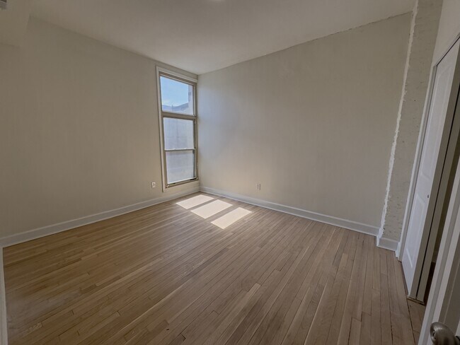 Building Photo - 1936 Green St