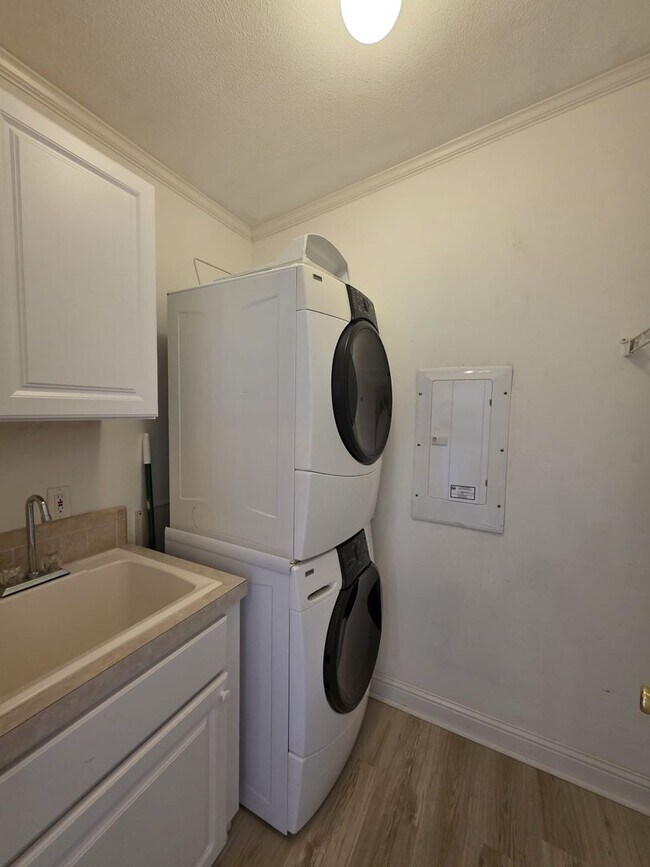 Building Photo - Downtown Gulfport - The Pineapple House