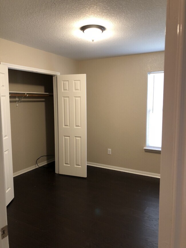 Building Photo - "Hard to Find" Roomy 1-story in Luckey Ran...