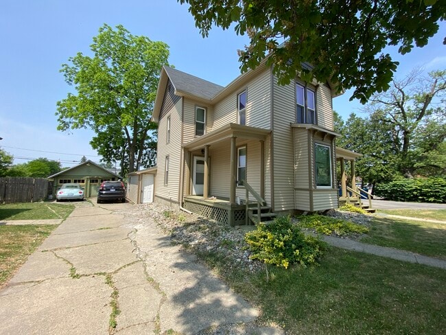 South side of house showing Unit 1 entry door. - 309 N Davison St