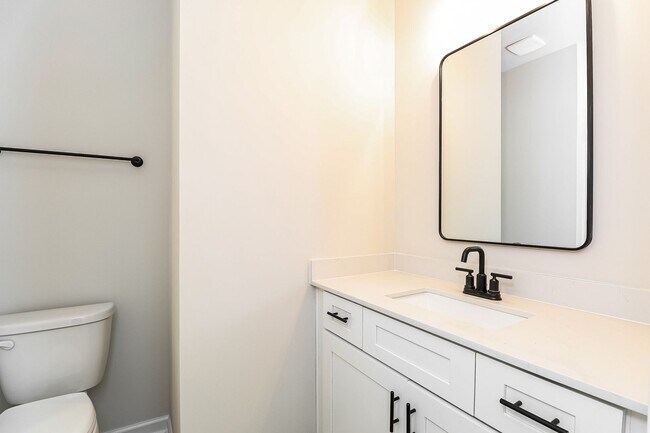 Building Photo - Beautiful 4BR 3.5BA Townhome w/ Full Appliance Kitchen Garage Parking in University