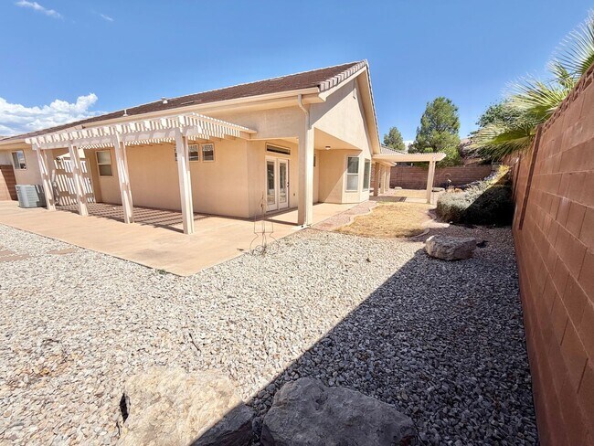Building Photo - 988 E Silver Falls Dr