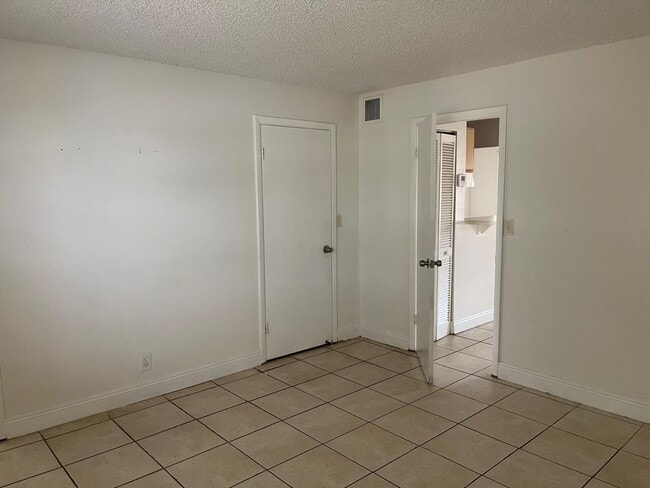 Building Photo - ONE BEDROOM APT FOR RENT IN OAKLAND PARK
