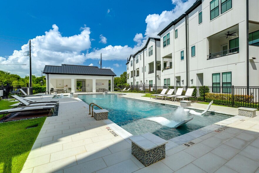 Building Photo - 2716 Grand Fountains Dr