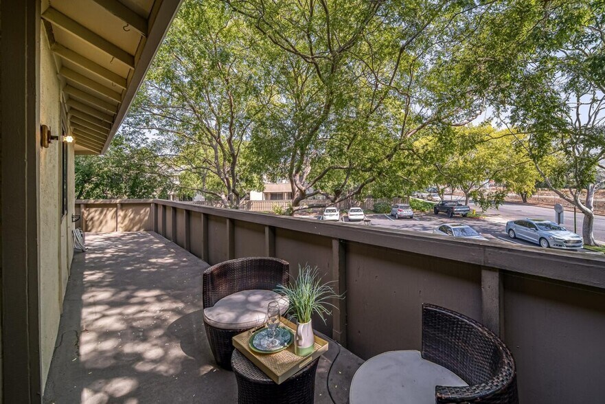 Patio - 1178 N Abbott Ave