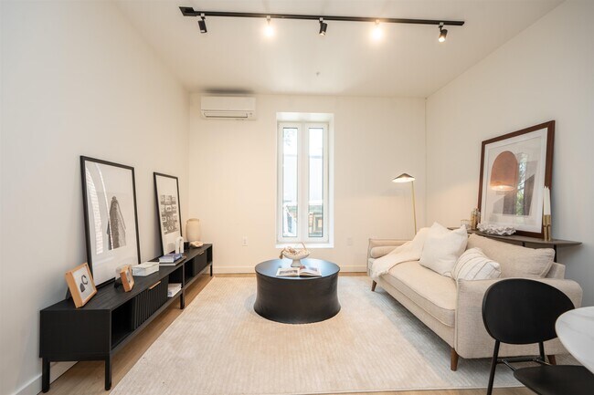 Primary Photo - 328 Pacific Ave