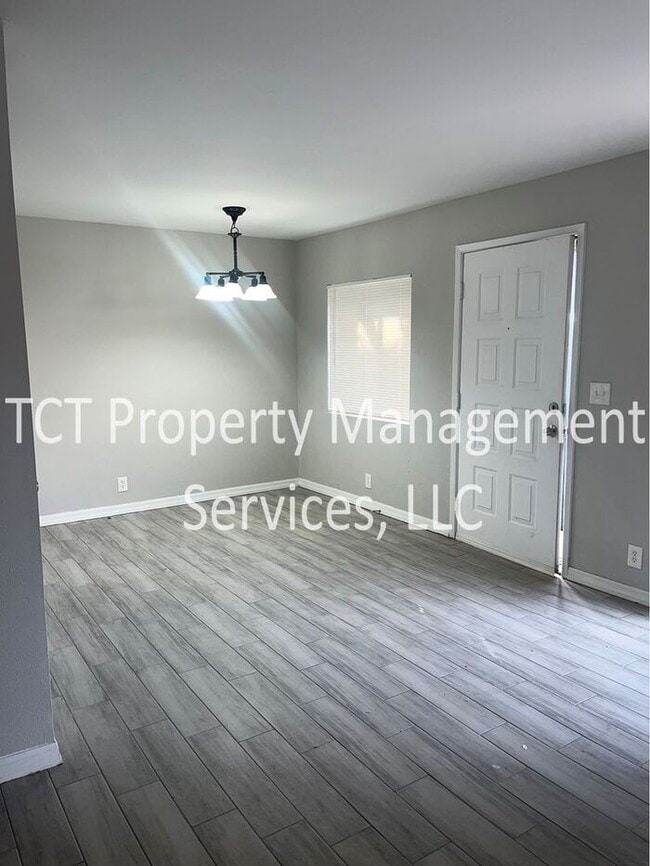 Building Photo - Updated Townhome in the heart of Chandler