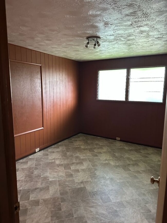 Building Photo - 655A Hinano St
