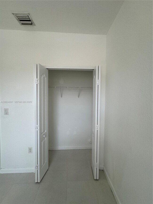 Building Photo - 1536 SE 25th St