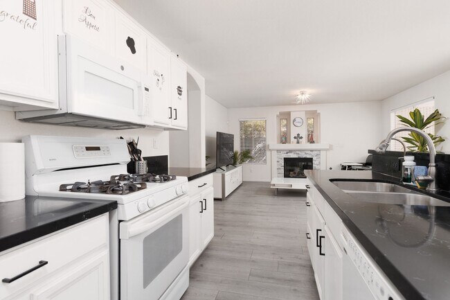 Building Photo - Good sized Summerlin home with large backyard