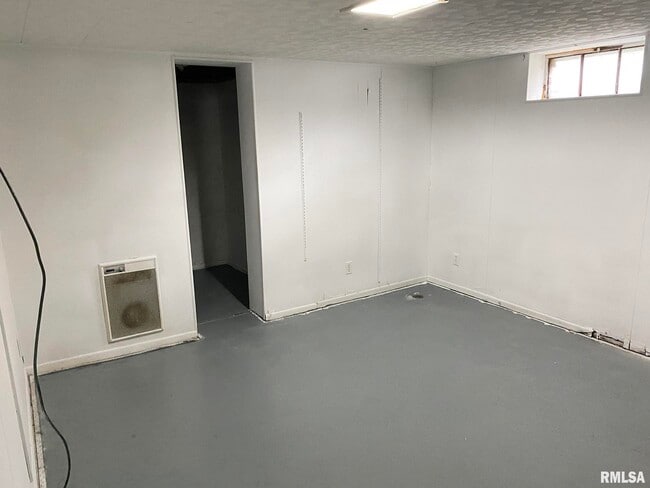 Building Photo - 303 Central St