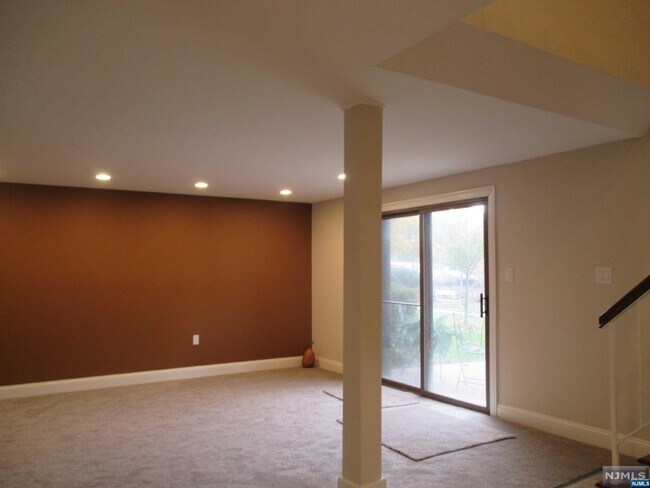 Building Photo - 181 Long Hill Rd