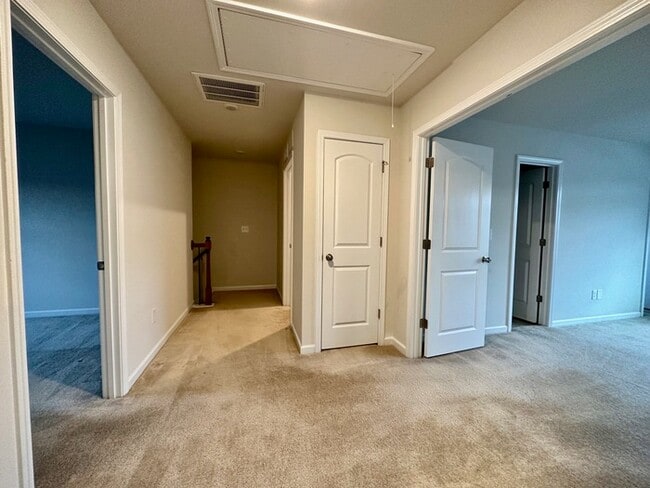 Building Photo - Unfurnished three bedroom 2.5 bathroom Tow...
