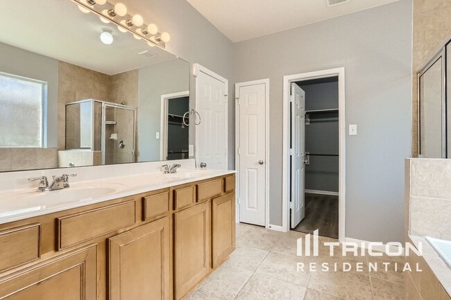 Building Photo - 24547 Bella Veneza Dr