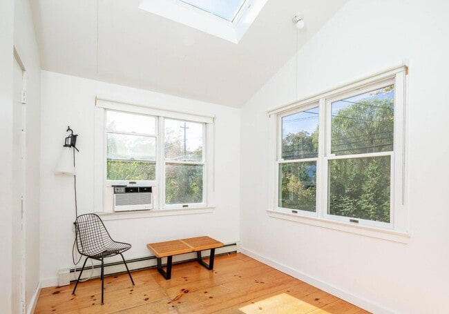 Building Photo - 706 Springs Fireplace Rd