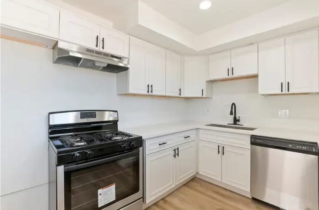 Building Photo - Stylish & Spacious: Newly Renovated 3 Bedr...