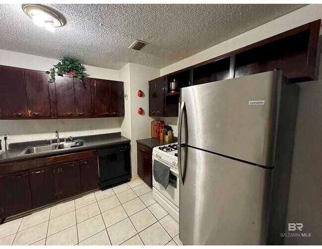 Building Photo - Charming 3 Bedroom 2 Bath in Berkshire Hills- First Month Rent is Half Off!!