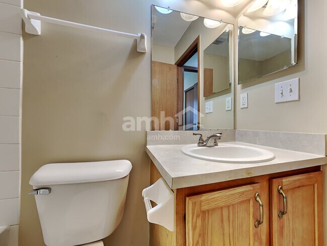 Building Photo - 1893 Sandy Lake Dr