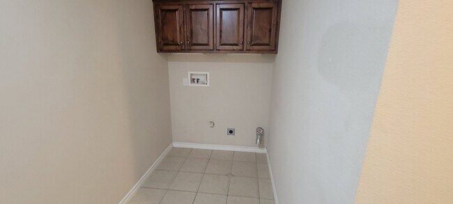 Building Photo - SPECTACULAR NEWER HOME, FIREPLACE, FORMAL ...