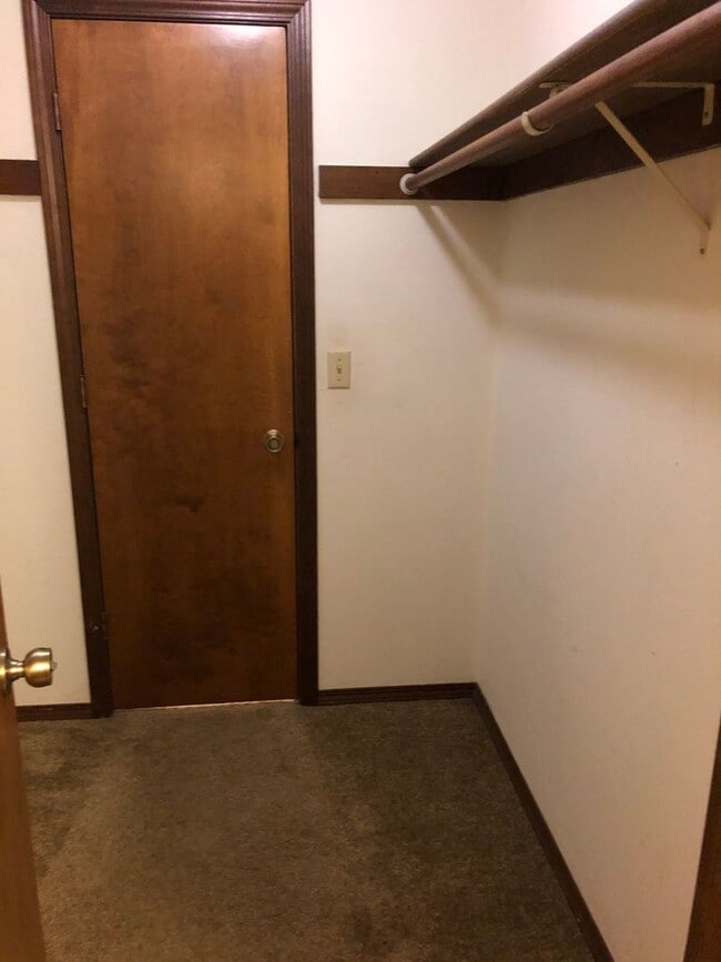 Building Photo - 2-Bedroom Condominium in McMinnville