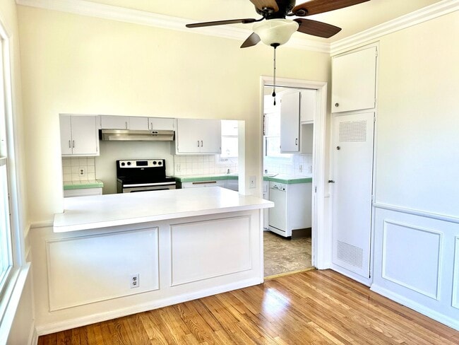 Building Photo - Single Family Home w/Backyard - 3 Bed/1 Bath