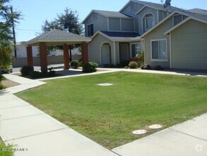 Building Photo - 2 bedroom townhome!