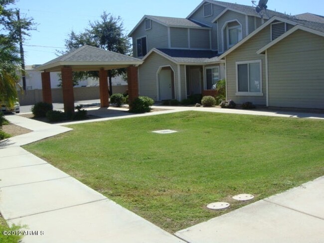 Primary Photo - 2 bedroom townhome!