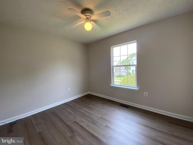 Building Photo - 4786 Calvert Dr