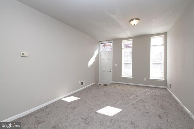Building Photo - 3 Bed 1 Bath Renovated Townhouse