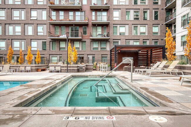 Building Photo - 985 Albion St