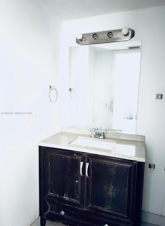 Building Photo - 1401 NE 191st St