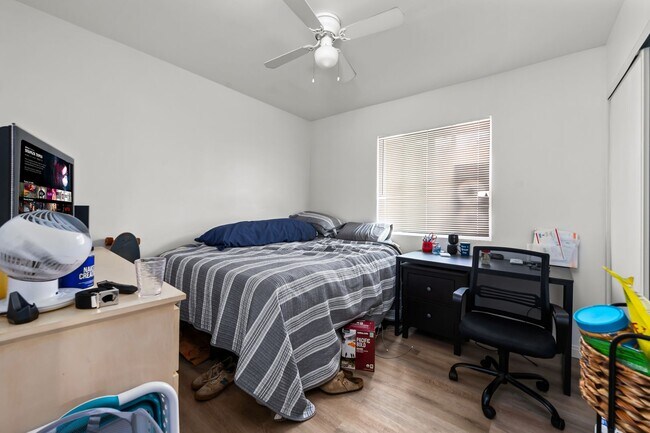 Building Photo - 2 kitchens + no back house!