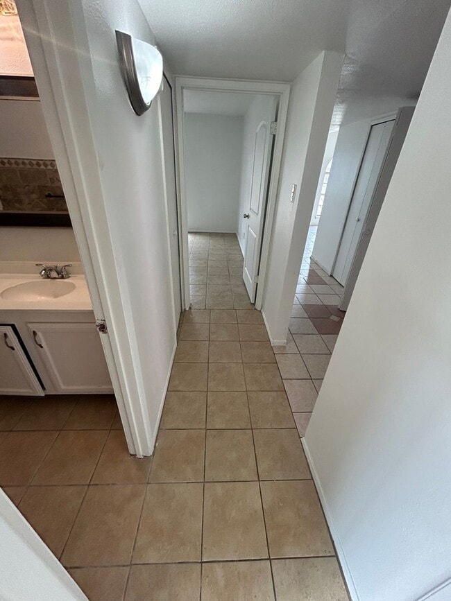 Building Photo - Step inside and be captivated by the warmth of this House!