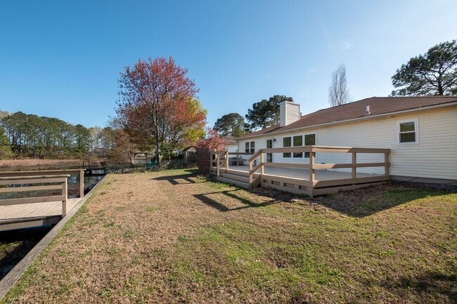 Building Photo - Beautiful Ranch in Pine Meadows | Water View