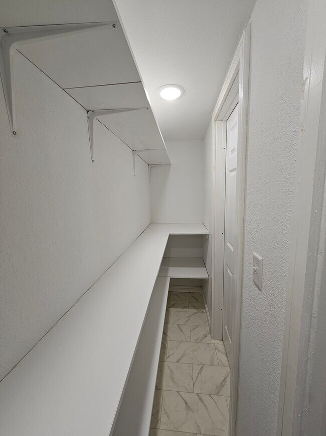 Building Photo - 1 BED | PLUS LOFT AREA | 1.5 BATH | FURNIS...