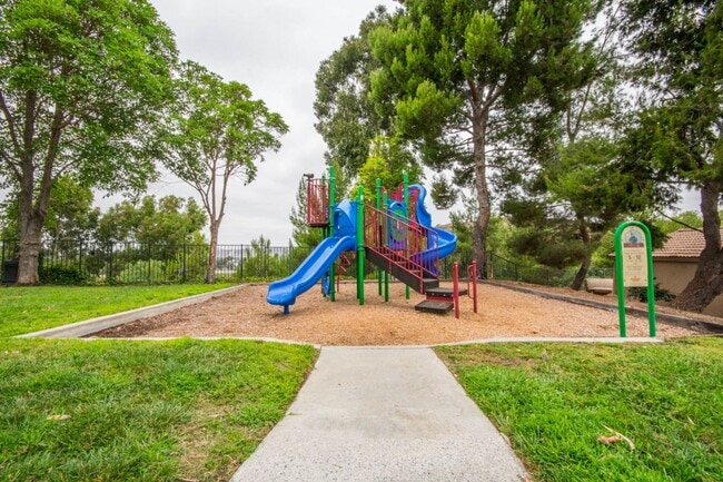 Building Photo - 2 Bedroom, 2 Bath, Downstairs Condo!