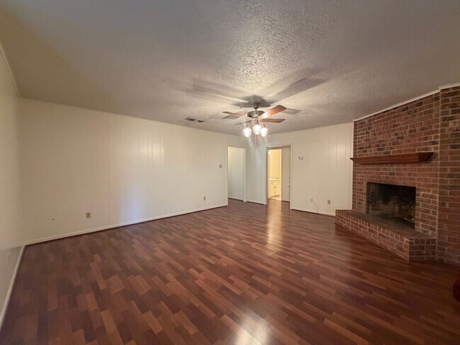 Building Photo - 3 bedroom 2 bath house with 2 car garage