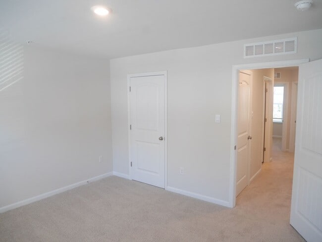 Building Photo - Modern End-Unit Townhouse in Sassafras Mea...