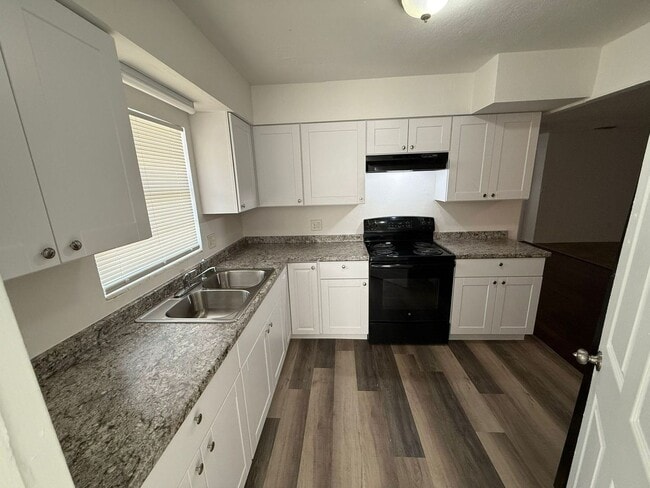 Building Photo - 5104 Londonderry Blvd