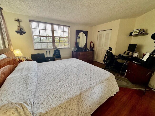 Building Photo - 9731 Fontainebleau Blvd